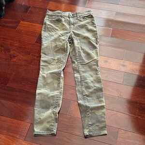 Sol Green Camo High Rise Ladies Button Jeggings EUC Size 7/28W